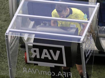 O árbitro consulta o ‘replay’ das imagens com a tecnologia VAR no jogo disputado entre a Nigéria e a Islândia em 22 de junho.