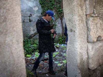 Mario, de 53 anos, consome crack na Casa Velha, nos arredores do Porto.