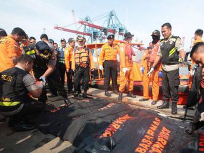 Autoridades indonésias confirmam a descoberta dos primeiros corpos nas águas do mar de Java