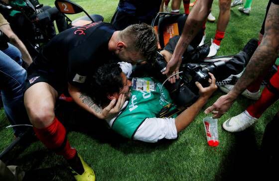 Ivan Rakitic sustenta a cabeça do fotógrafo Yuri Cortez depois do segundo gol marcado por Mario Mandzukic.
