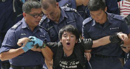 Estudante detido na sede do Governo em Hong Kong.
