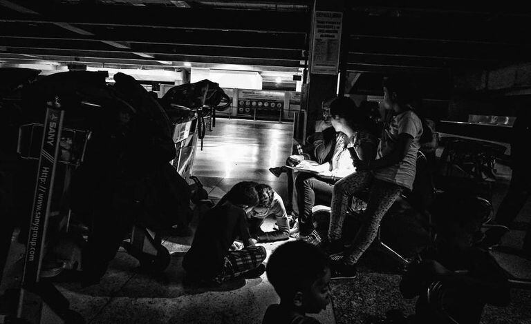 Passageiros preenchem folhas de reclamação no aeroporto de Maiquetía.