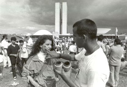 Os "caras-pintadas" contra Collor em Brasília.