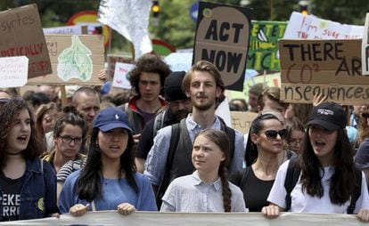 A ativista sueca Greta Thunberg (centro) participa de manifestação em Viena, Áustria, no dia 31 de maio