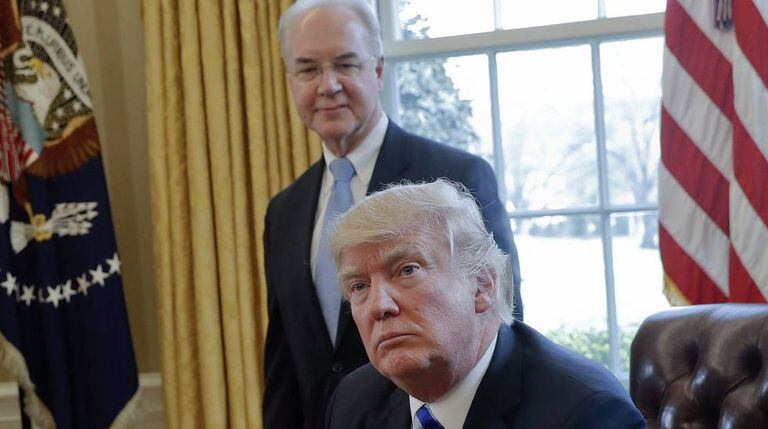 O presidente Donald Trump com o demitido secretário de Saúde, Tom Price.