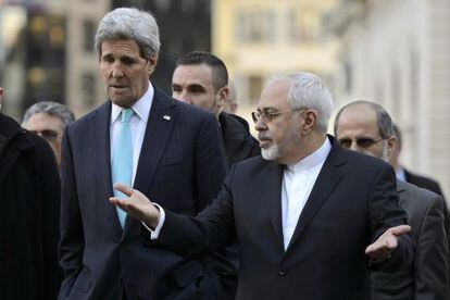 Mohammad Javad Zarif passeia pelo centro de Genebra com John Kerry, em 14 de janeiro passado
