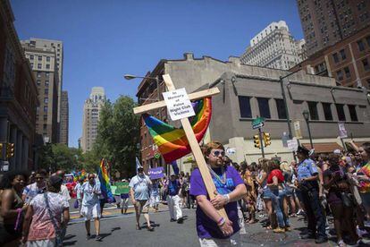 Ativista carrega cartaz "em memória das vítimas da boate Pulse" durante desfile do Orgulho Gay na Filadélfia.