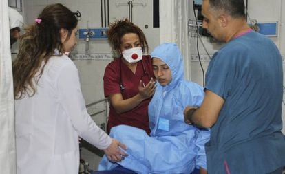 Médicos turcos atendem uma vítima do ataque químico.