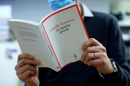 Um homem lê ‘La familia grande’, de Camille Kouchner, em Paris.