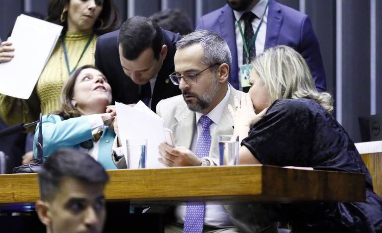 O ministro Abraham Weintraub entre as deputadas Bia Kicis e Joice Hasselmann.
