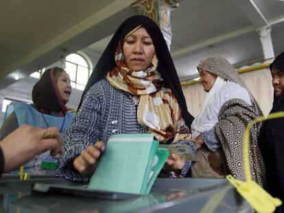 Uma mulher afegã vota em um colégio eleitoral de Cabul.