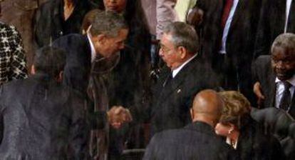 Raúl e Obama se cumprimentam na África do Sul. / CH. Séc. (GETTY)