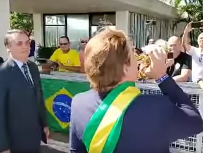 Bolsonaro com o humorista Carioca em frente ao Palácio da Alvorada, nesta quarta-feira.