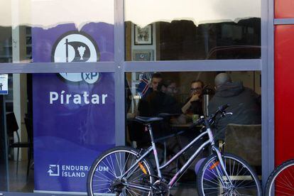 Membros do Pirata conversam com eleitores em Reikjavik.
