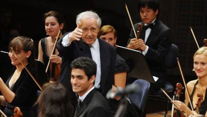 O diretor Pierre Boulez dirigindo à Orquestra da Academia, no Festival de Lucerna / Bild Peter Fischli