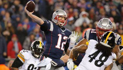 Brady ao dar um passe