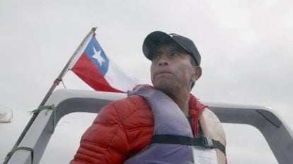 O pescador Salvador Vergara circunavega a ilha chilena de Choros
