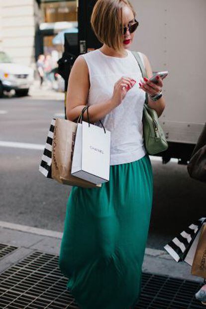 Uma mulher faz compras no Soho de Nova York.