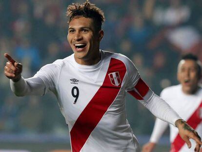 Guerrero durante um jogo pela seleção peruana.
