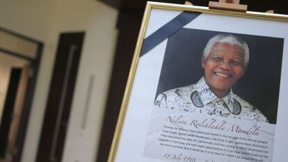 Um retrato de Mandela com um cresp?ou, na embaixada sul-africana em Berl?n.