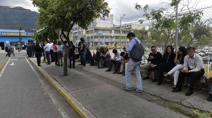 Cidadãos nas ruas de Quito depois do segundo terremoto desta quarta.