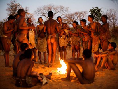 Uma tribo Ju/'hoansi simula seu estilo de vida para turistas no museu vivo de Grashoek, na Namíbia.