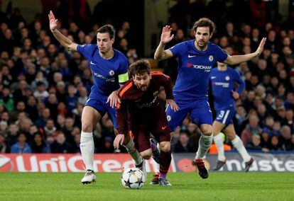 Messi disputa bola com Cesar Azpilicueta e Cesc Fabregas no jogo de ida entre o Bar&ccedil;a e o Chelsea. 