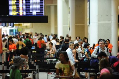 Aeroporto no Rio, durante o Carnaval. D&oacute;lar &eacute; fator na hora de viajar ao exterior.