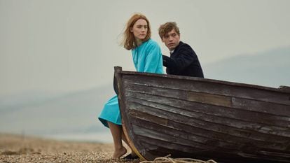 Saoirse Ronan e Billy Howle, em ‘Na Praia’.