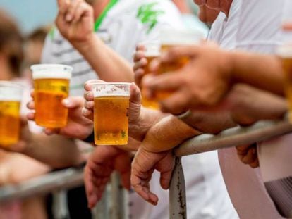 Torcedores bebem cerveja em um estádio da Alemanha.