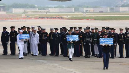 Guarda de honra dos EUA transporta os ataúdes com os restos procedentes da Coreia do Norte.