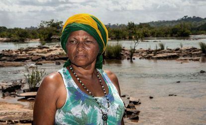 Raimunda, no rio, com uma bandeira do Brasil na cabeça porque diz que o país também é dela.
