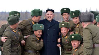 Kim Jong-un rodeado de militares nesta segunda.