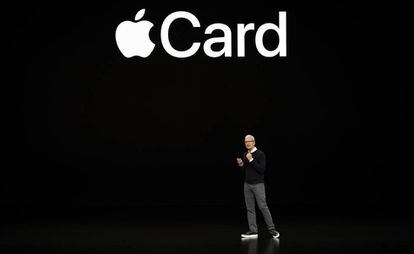 Tim Cook apresenta o Apple Card.