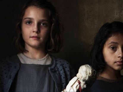 As atrizes Elisa Del Genio (Elena) e Ludovica Nasti (Lila), na foto divulgada pela HBO.