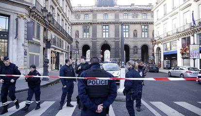 Cordão policial em torno do Louvre, nesta sexta-feira em Paris.