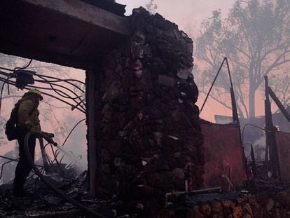 Incêndios na Califórnia retiram 180.000 pessoas de casa e cortam a luz de milhões