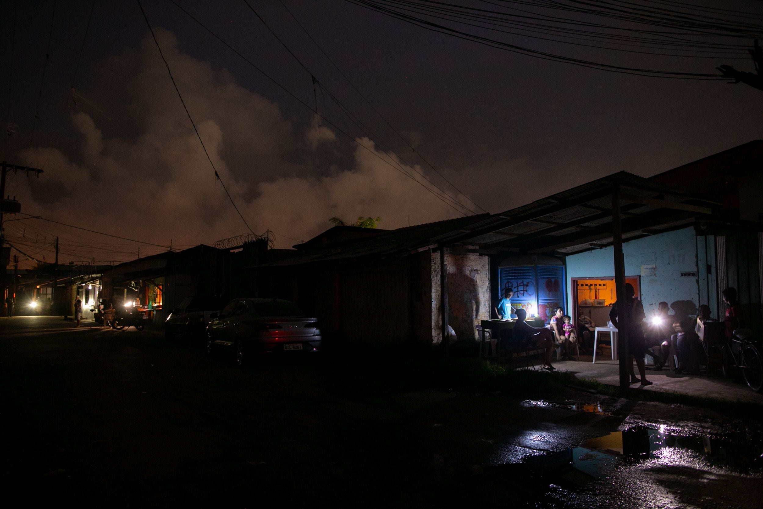 Durante a crise do apagão de energia no estado do Amapá e a pandemia de Coronavirus, moradores da Baixada Pará, em Macapá, se organizam para suprir as necessidades básicas e as demandas da favela.