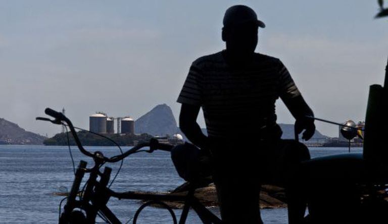 Um homem diante de uma instalação da Petrobras no Rio do Janeiro.