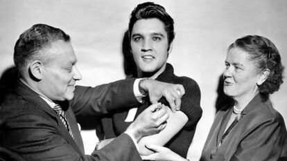 Elvis Presley é vacinado contra a pólio após se apresentar na televisão em 1956, para conscientizar a população sobre a importância da imunização.