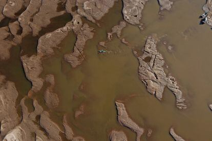 Um dos principais braços do Rio Paraná, totalmente seco. É a pior baixa dos últimos 77 anos e, segundo o Instituto Nacional da Água (INTA), a situação vai se agravar nos próximos meses.