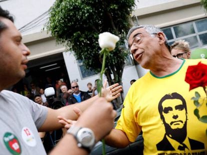 Eleitor de Haddad oferece flor a eleitor de Bolsonaro, no dia do segundo turno.