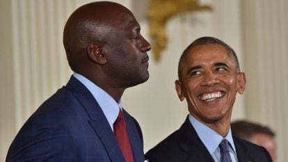 Barack Obama com Michael Jordan, ex-jogador da NBA que também foi homenageado nesta terça na Casa Branca.