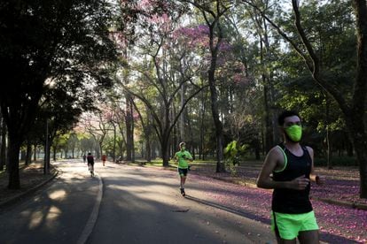 Pessoas correm de máscara no parque Ibirapuera, em São Paulo, em julho de 2020.