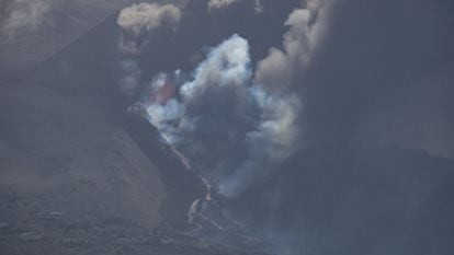 Corrente de lava do vulcão de La Palma, que chegou ao mar na noite passada. 