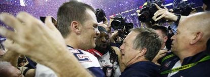 Brady e Belichick se abraçam após a final do Super Bowl