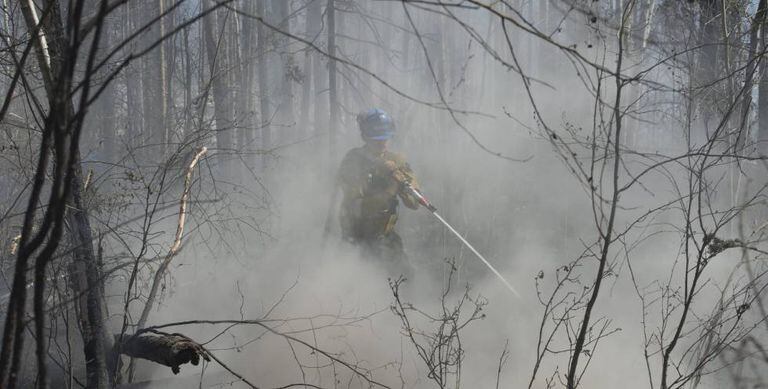 Bombeiro luta contra o fogo em Fort McMurray.