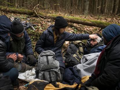 Kasia Wappa (no centro), ativista e moradora de Hajnowka, auxilia os sírios Abdelrahman (à esquerda), Khalid, Nassire Kassem, escondidos na floresta de Bialowieza, na Polônia.