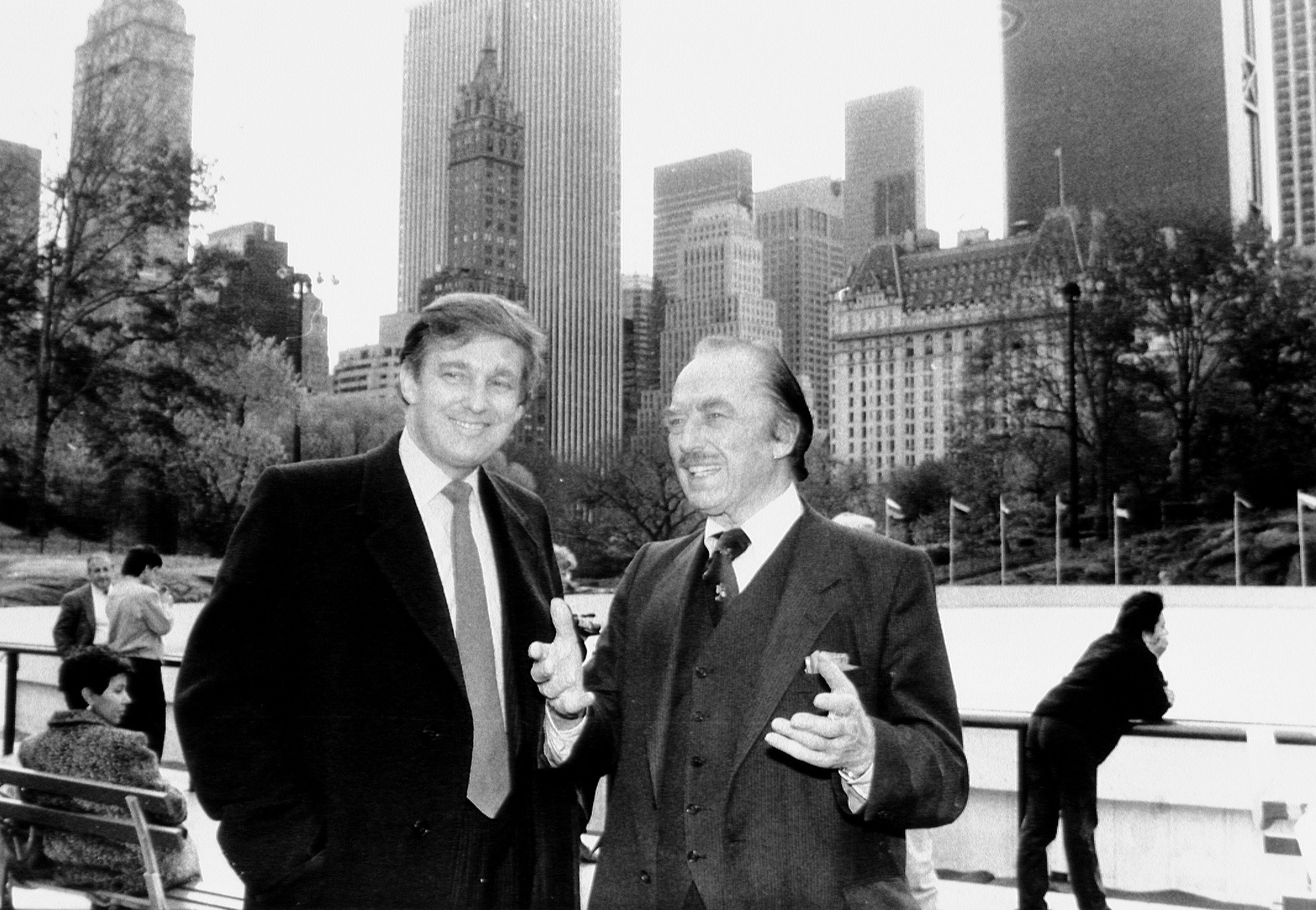 Donald Trump ao lado do pai, Fred Trump, em Nova York em novembro de 1987.