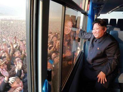Kim saúda multidão em visita ao distrito de Sonbong.